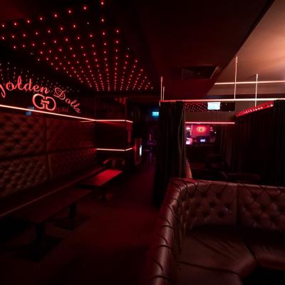 Private Striptease Show für große Gruppen im Golden Dolls Berlin