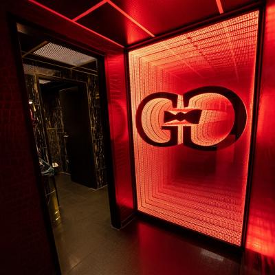 Der Eingang zum WC im Golden Dolls Stripclub